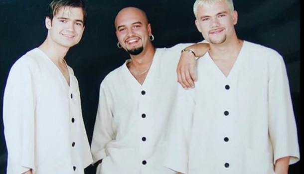 Amintirile nu ma lasa sa traiesc / Amintirile nu-mi dau voie sa iubesc /Tot ce-a fost mai scump, tot ce-ai vrut ti-am dat / Zambetul tau perfid...