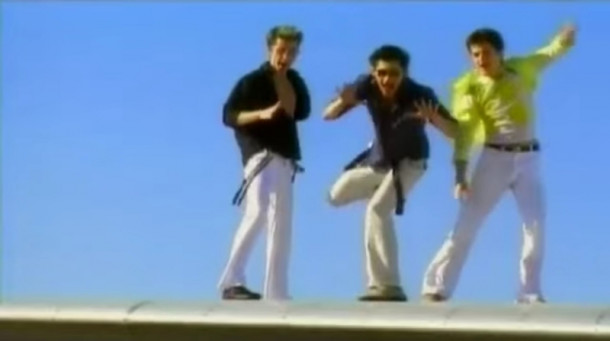 Alo? Salut! Sunt eu, un haiduc si te rog iubirea mea primeste, fericirea / Alo? Alo! Sunt eu...