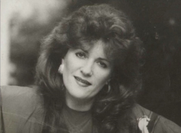 Ani de liceu,cu emotii la romana/ Scumpii ani de liceu, cand la mate dai de greu /Ani de liceu, cand tii soarele in mana / Si te crezi legendar...