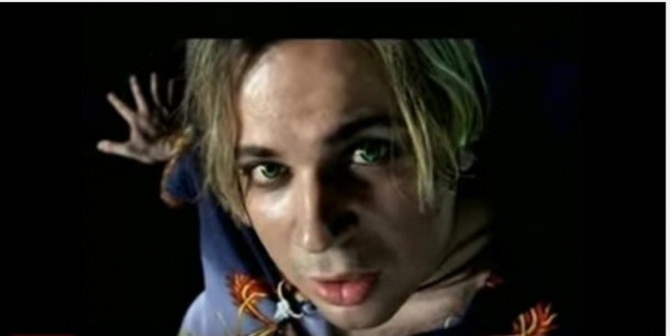 Un meduz si o meduza/ Stau pe plaja buza-n buza/ El propune ea refuza/ Nu se ard /Iar pe plaja cu delicii/ Se gandesc la...