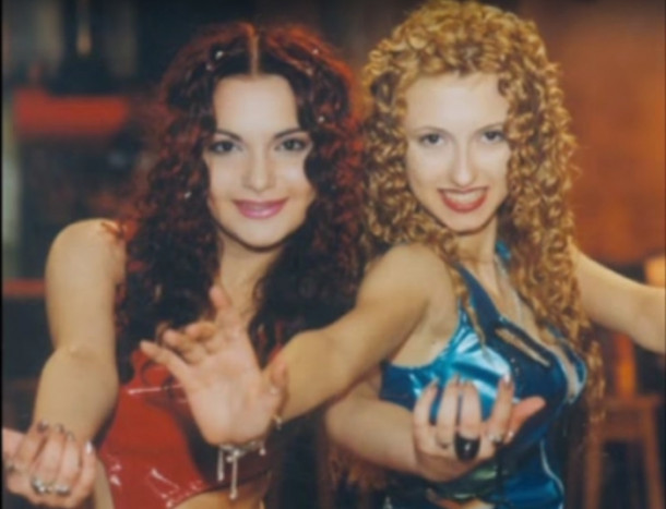 Ramai si nu pleca/ Prima iubire a mea/ Ce mult te-am asteptat sa vii / Nimic nu ne va...