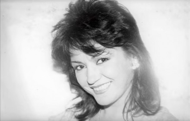 Iarta, tu inima iarta/ Tacerea te roaga si gandul te cearta/ Iarta, tu inima iarta/ In dragoste trebuie sa...