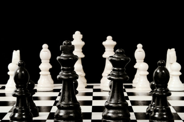 Si te iubesc cu mila si cu groaza/ Tot ce-i al tau mi se cuvine mie/ Ca un nebun de alb ce captureaza/ Regina neagra...