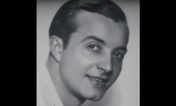 Cand apari, senorita, in parc pe-nserat/ Curg in juru-ti petale de crin/ Ai in ochi patimi dulci si luciri de pacat/ Si ai trupul de sarpe...