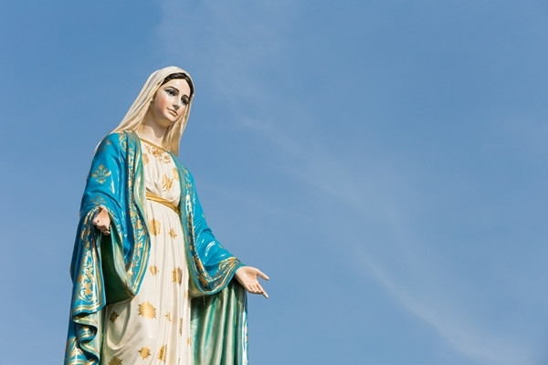 Porti un nume de sfant?