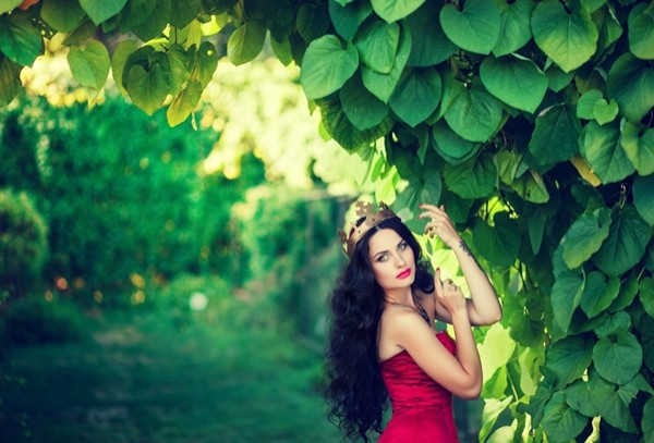 Sinonimul cuvantului DOMNITA este...