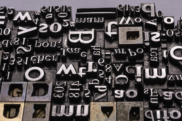 Sinonimul cuvantului LAPIDARE este...