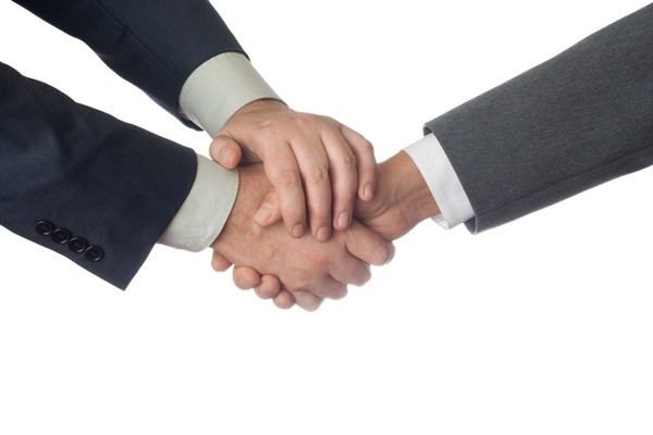 Atunci cand dai mana cu cineva iar interlocutorul tau isi pune mana peste a ta inseamna ca...