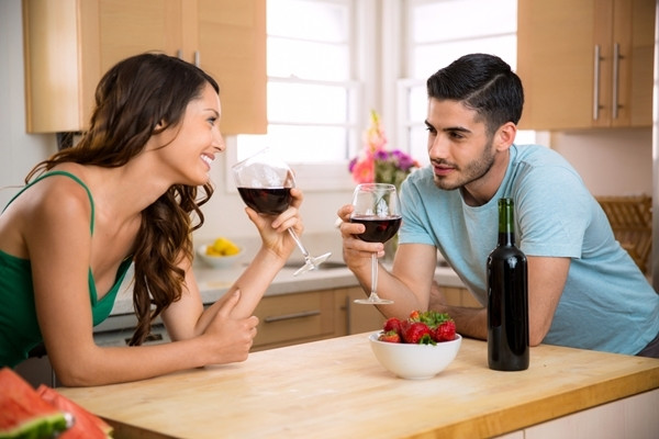 Esti foarte atrasa de cineva insa intuitia ta iti spune sa stai departe. Ce faci?