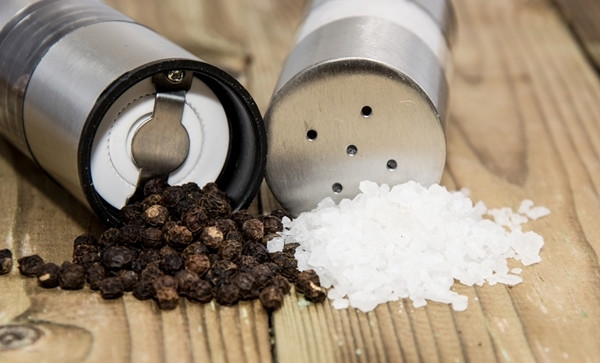 Atunci cand unul dintre invitati te roaga sa ii dai sarea la masa, regulile de bune maniere spun ca trebuie sa ii dai si sarea si piperul. 