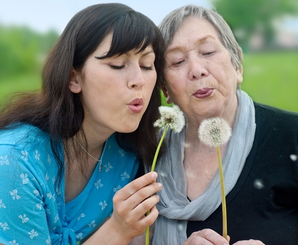 Atunci cand se intalnesc o doamna mai tanara si una mai in varsta, cine saluta prima?