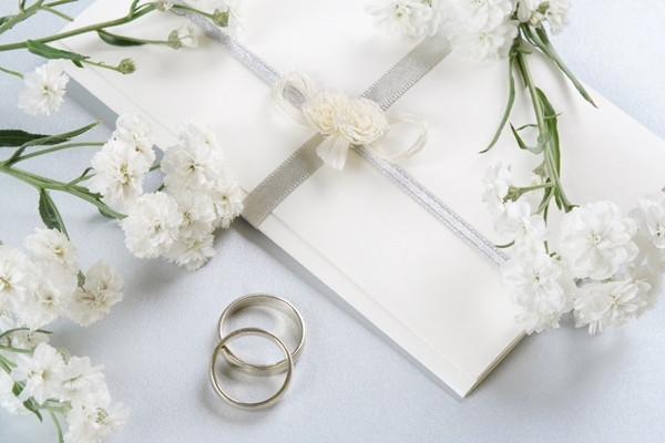 Primesti o invitatie la o nunta pe care nu o poti onora. Cum procedezi?