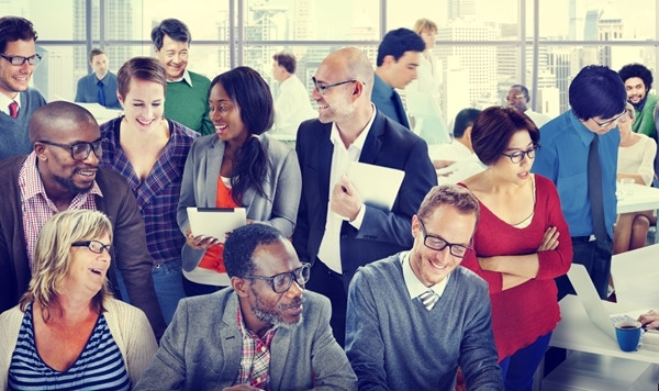 Pasesti intr-o camera aglomerata. Care este primul lucru pe care il remarci?