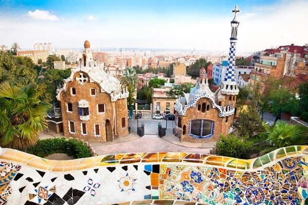 Parcul Guell proiectat de Antonio Gaudi poate fi vizitat in...