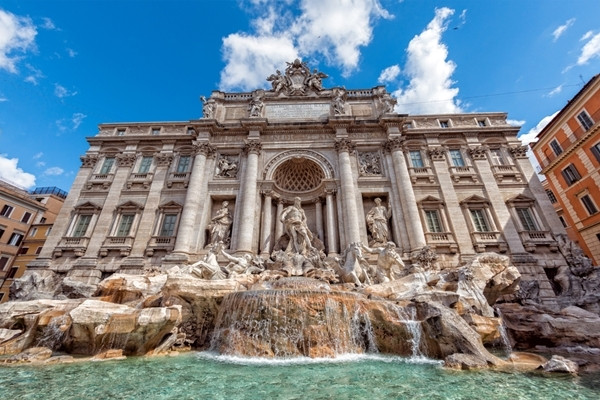Fontana di Trevi este un monument al...