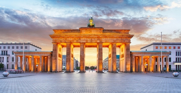 Poarta Brandenburg se afla in...