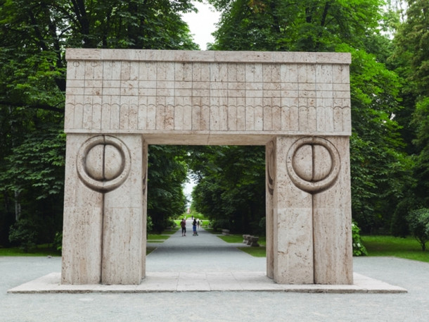 In ce oras se afla Poarta Sarutului?