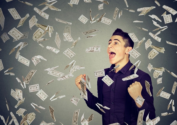 Un prieten bun castiga o suma importanta de bani. Cum te simti?