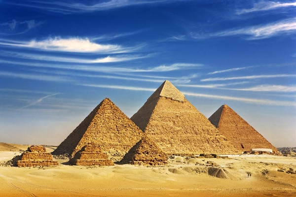 Cum se numesc cei trei faraoni care au ridicat Marile Piramide de pe platoul Giza?