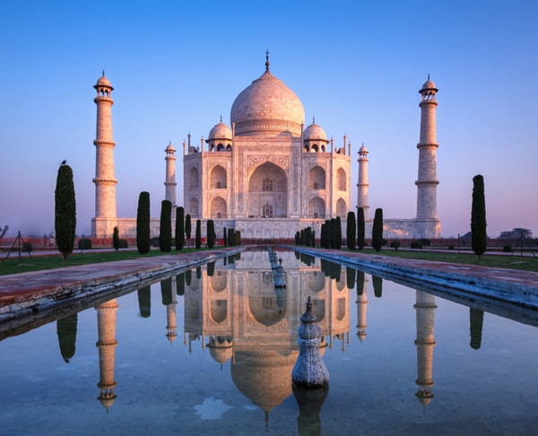 Taj Mahal este unul dintre cele mai cunoscute monumente ale Indiei. Acesta a fost construit de Shah Jahan si este...
