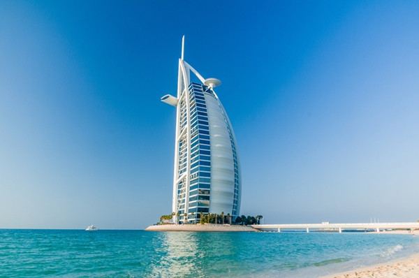 Hotelul Burj al Arab se afla in...