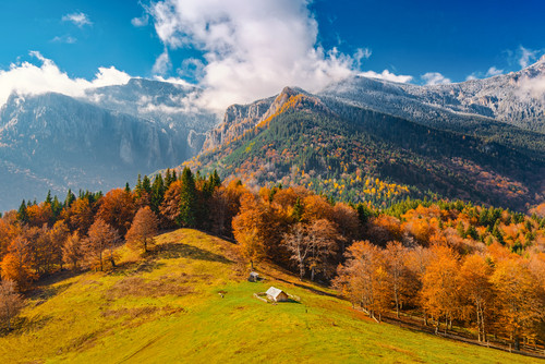 Care este cel mai inalt varf muntos din Romania?