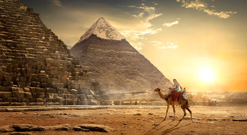 Adevarat sau Fals: Piramidele din Giza au fost construite cu 2500 de ani inainte de nasterea Cleopatrei. 