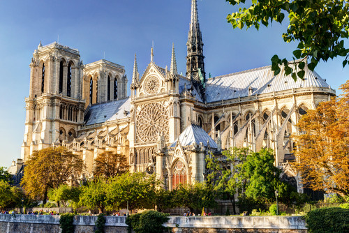 Adevarat sau Fals: Cocosatul de la Notre Dame a fost scris de Victor Hugo. 