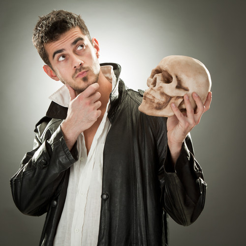 Cine a scris HAMLET?