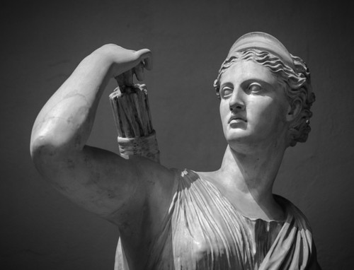 Cine este zeita vanatorii si a virginitatii?