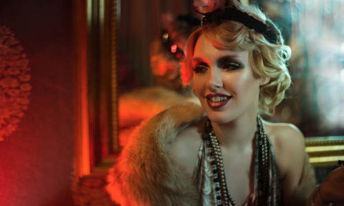 Cum se numeste personajul feminin principal din Marele Gatsby?
