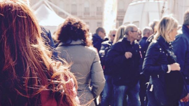 Saluti o persoana pe strada care iti pare cunoscuta apoi iti dai seama ca nu stii cine e. Cum reactionezi?