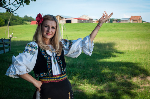 Ce artista a fost supranumita Pasarea maiastra si privighetoarea muzicii populare romanesti?