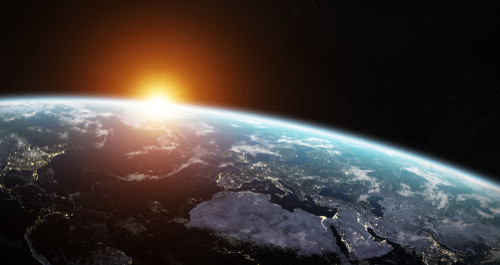 Care este satelitul natural al Pamantului?