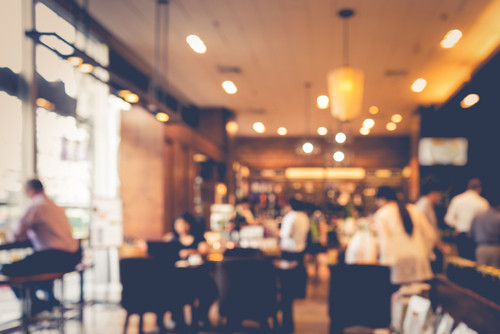 Cine intra primul intr-un restaurant?
