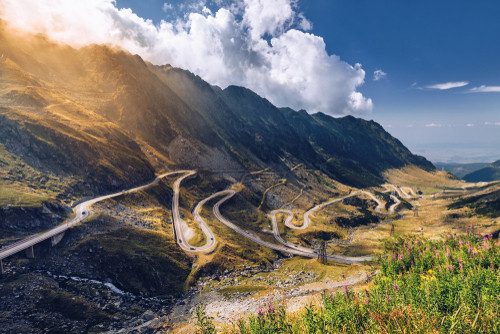 Muntii Fagaras sunt traversati de drumul...