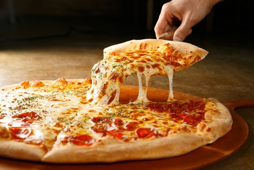 Din ce limba provine neologismul „pizza” ? 