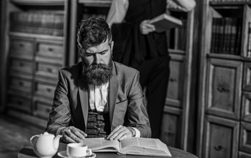 In ce opera apare Victor Petrini?