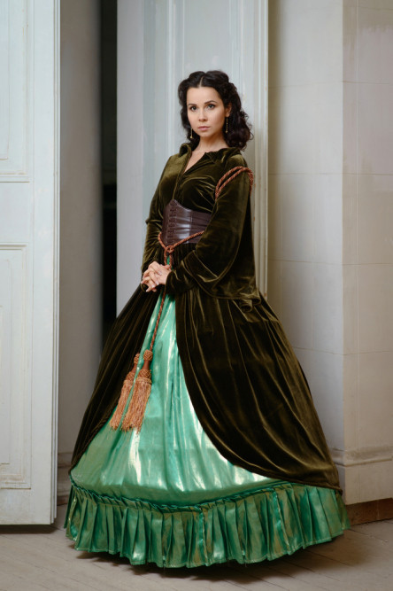Din ce si-a croit Scarlett O`Hara aceasta rochie?