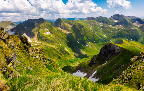 Care este cel mai inalt varf muntos din Romania?