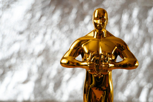 Cum se numeste statuia in forma de om care se da ca premiu pentru filme?