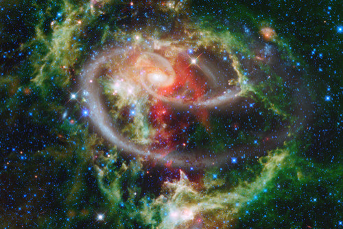 Adevarat sau Fals: Galaxia noastra se va ciocni cu galaxia Andromeda.