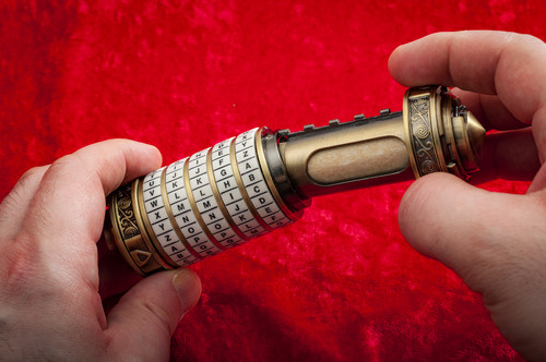 In ce roman apar personajele Robert Langdon,  Sophie Neveu si Jacques Sauniere?