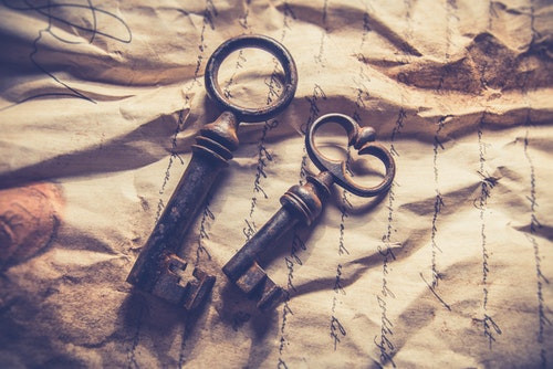 Iti uiti cheile acasa, iar usa blocului este inchisa. Cum reactionezi?