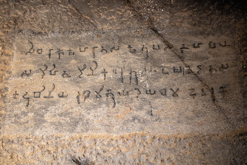 Prima voastra oprire este intr-o pestera cu patru inscriptii. Cu care dintre aceste inscriptii rezonezi cel mai bine?