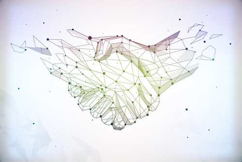 La ce te uiti prima data cand cunosti pe cineva nou?