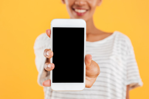 O persoana iti arata o fotografie in telefon. Cum procedezi?