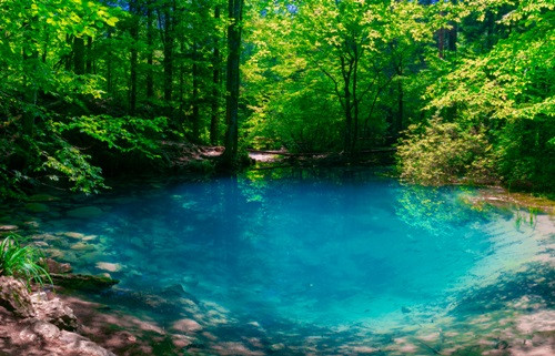 Cum se numeste acest lac celebru in toata lumea pentru culoarea speciala a apelor sale?
