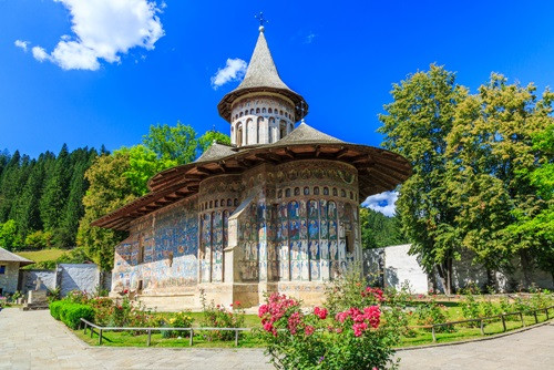 Unde poti vedea aceasta biserica celebra, printre altele, pentru albastrul inedit folosit in picturile cu care este decorata?