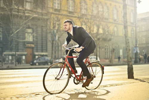 In ce situatie este interzisa depasirea unei biciclete?